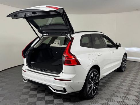 Used 2024 Volvo XC60 B5 Plus w/ Protection Package Premier AWD/4WD image 9