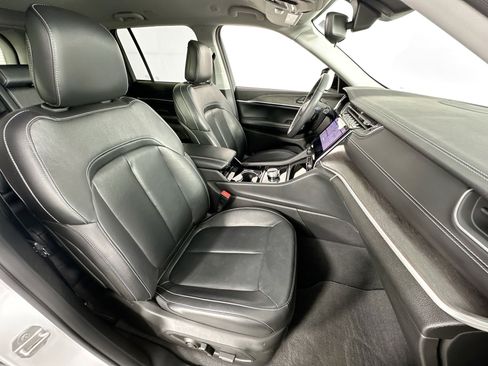 Used 2023 Jeep Grand Cherokee Limited w/ Black Appearance Package image 27