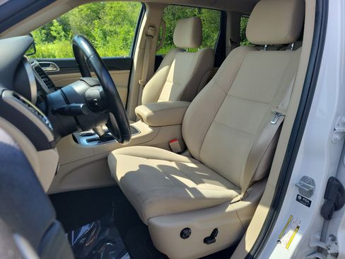 Used 2021 Jeep Grand Cherokee Laredo AWD/4WD image 14