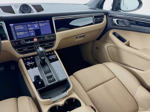 Certified 2025 Porsche Macan AWD/4WD image 27