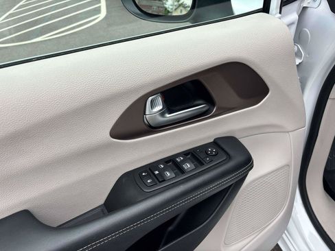 Used 2023 Chrysler Voyager LX FWD image 13