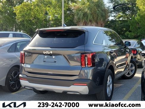 Used 2025 Kia Sorento LX FWD image 9
