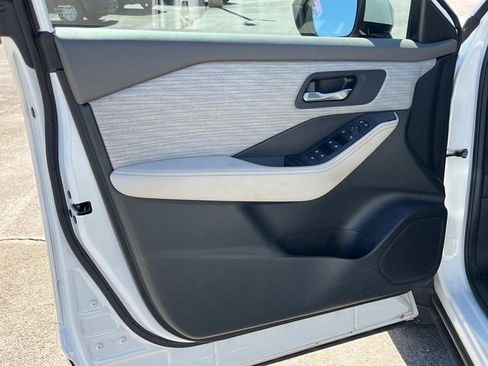 Used 2023 Nissan Rogue SV image 15