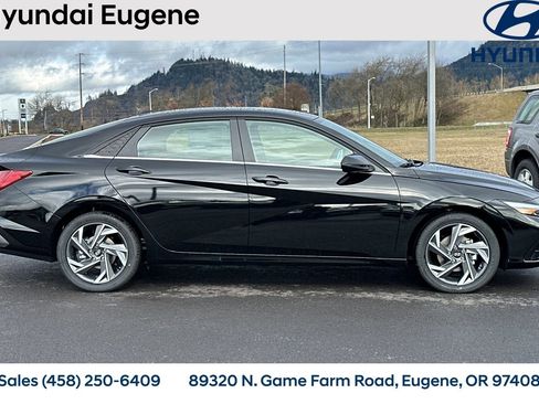 New 2025 Hyundai Elantra Limited image 3