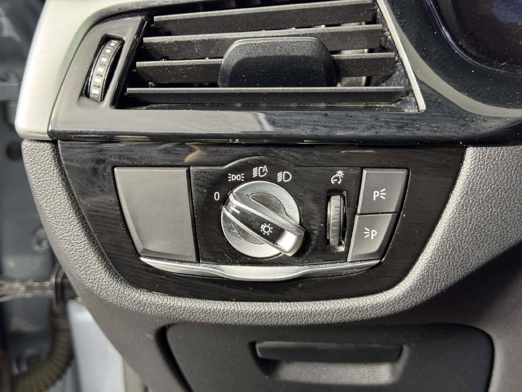 Used 2022 BMW 530e xDrive w/ Premium Package AWD/4WD image 18