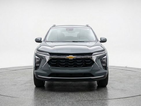 Used 2025 Chevrolet Trax LT w/ LT Convenience Package image 2