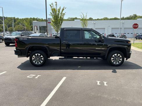 Used 2022 Chevrolet Silverado 2500 Custom w/ Custom Value Package AWD/4WD image 11