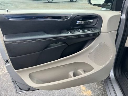 Used 2017 Dodge Grand Caravan SXT FWD image 16
