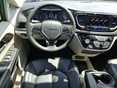 Used 2023 Chrysler Pacifica Touring-L FWD image 11