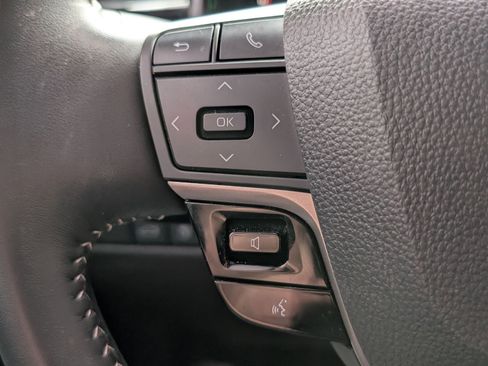 Used 2025 Toyota Camry SE w/ Convenience Package image 20