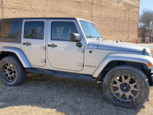 Used 2014 Jeep Wrangler Unlimited Sahara w/ Max Tow Package image 9