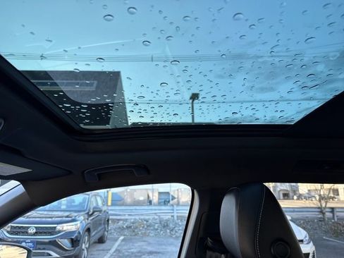 Certified 2022 Volkswagen Tiguan SE R-Line image 29