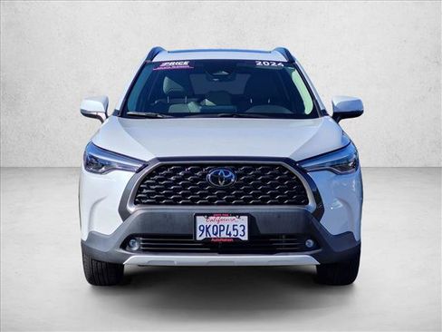 Used 2024 Toyota Corolla Cross XLE w/ Convenience Package FWD image 2
