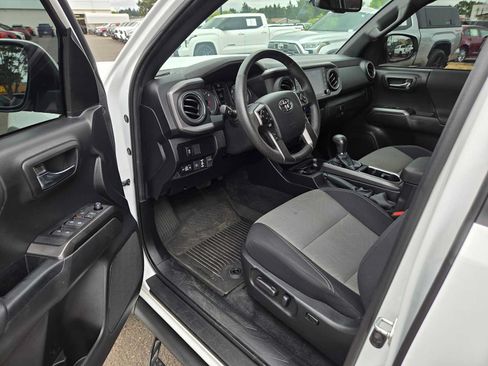 Certified 2022 Toyota Tacoma TRD Off-Road AWD/4WD image 24