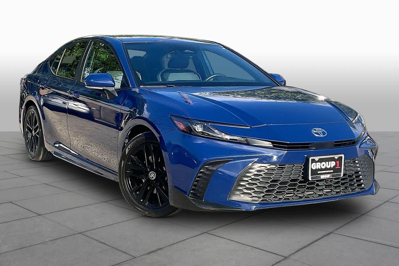 Used 2025 Toyota Camry SE FWD image 3