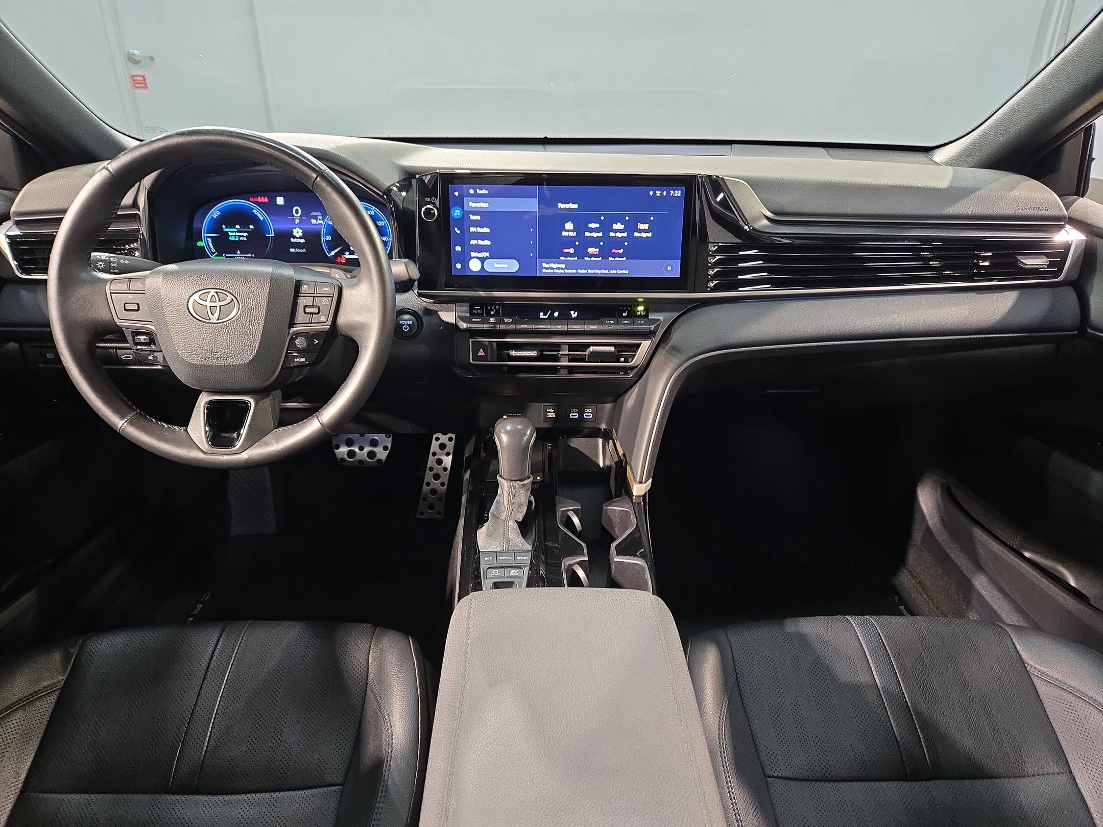 Used 2025 Toyota Camry XSE FWD image 10