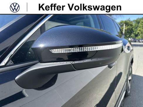 New 2026 Volkswagen Tiguan SE FWD image 10