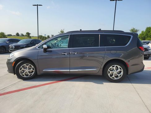 Used 2023 Chrysler Pacifica Limited FWD image 3