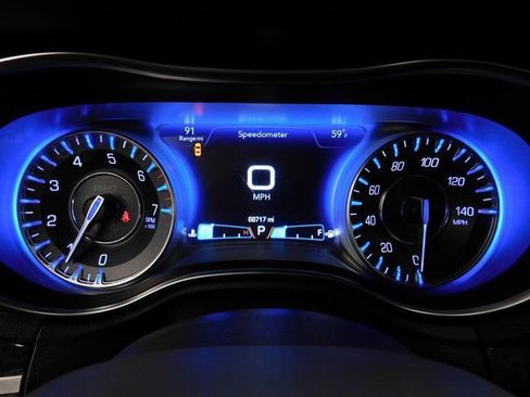 Used 2018 Chrysler 300 Limited image 39