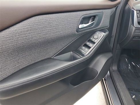 Used 2023 Nissan Rogue SV image 18