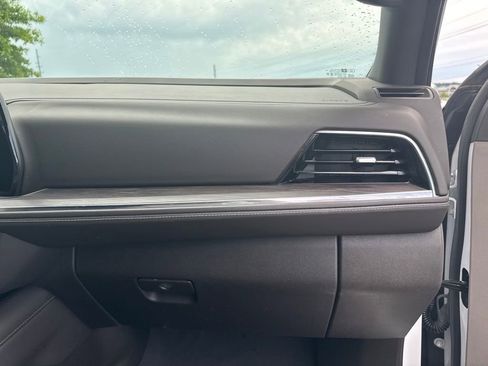 Used 2025 Chevrolet Suburban LT RWD image 16