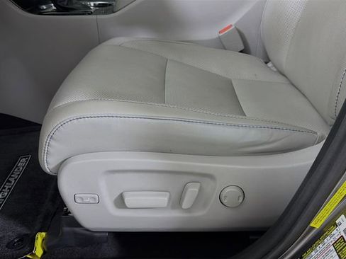 Used 2017 Toyota Highlander Limited image 21