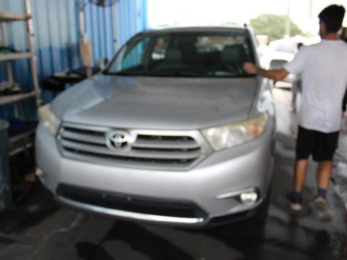 Used 2012 Toyota Highlander FWD w/ Tech Pkg image 2