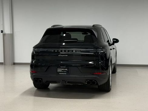 Certified 2025 Porsche Cayenne E-Hybrid w/ Premium Package Plus AWD/4WD image 7
