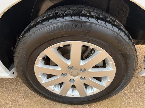 Used 2015 Chrysler Town & Country Touring w/ Driver Convenience Group image 9