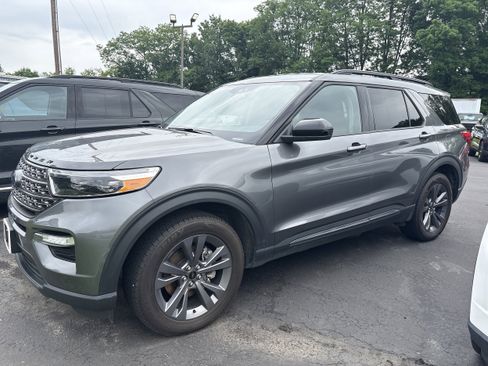 Used 2023 Ford Explorer XLT w/ Equipment Group 202A AWD/4WD image 4