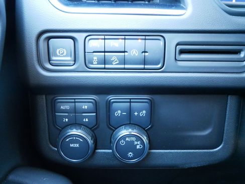 Used 2023 Chevrolet Suburban Premier AWD/4WD image 17