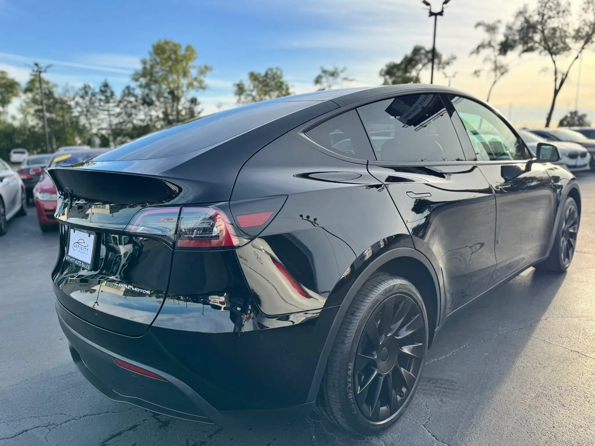 Used 2024 Tesla Model Y Long Range AWD/4WD image 5