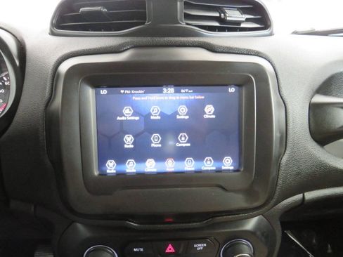 Used 2018 Jeep Renegade Latitude FWD image 22