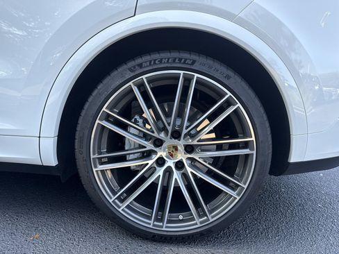 Used 2022 Porsche Cayenne Turbo AWD/4WD image 12