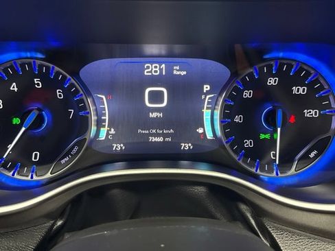 Used 2024 Chrysler Pacifica Touring-L FWD image 10
