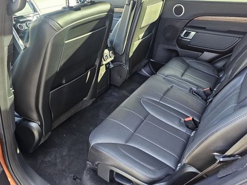 Used 2018 Land Rover Discovery HSE image 14