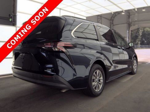 Used 2021 Toyota Sienna XLE w/ XLE Plus Package FWD image 5