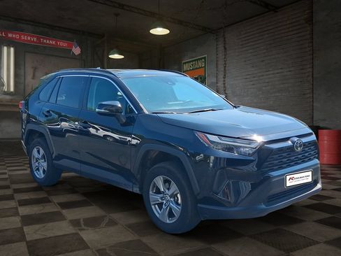 Used 2025 Toyota RAV4 XLE AWD/4WD image 2