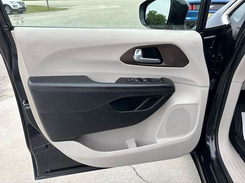 Used 2017 Chrysler Pacifica Touring-L FWD image 19