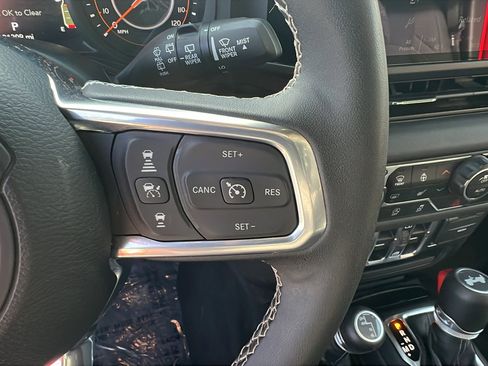 Used 2025 Jeep Wrangler Sahara image 28