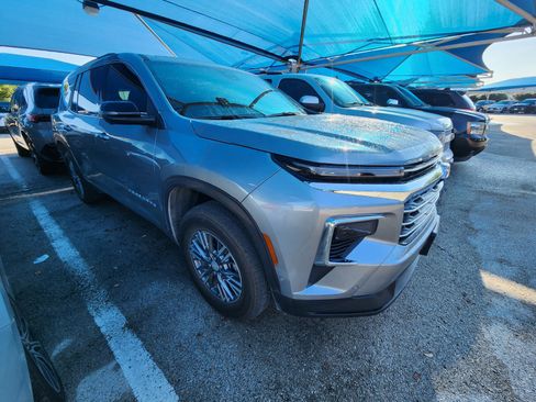 Used 2024 Chevrolet Traverse LT w/ Enhanced Driving Package FWD image 1