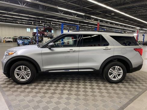 Used 2023 Ford Explorer XLT w/ Equipment Group 202A image 3