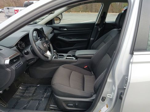 Used 2024 Nissan Altima 2.5 SV image 10