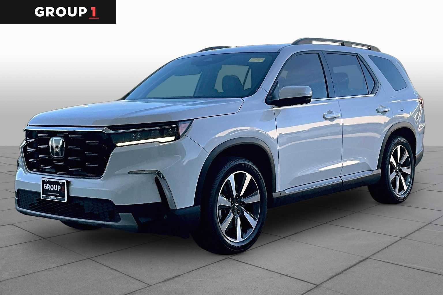 Used 2025 Honda Pilot Touring image 1