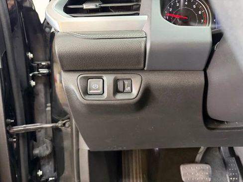 Used 2022 GMC Acadia SLE w/ Driver Convenience Package FWD image 18