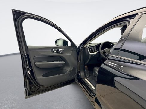 Used 2025 Volvo XC60 B5 Plus image 9