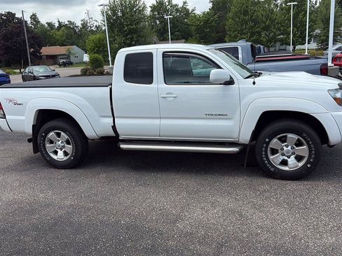 Used 2011 Toyota Tacoma 4x4 Access Cab V6 w/ TRD Sport Pkg image 2