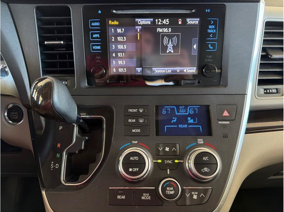 Used 2017 Toyota Sienna XLE w/ XLE Navigation Package FWD image 21