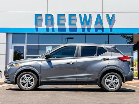 Used 2020 Nissan Kicks S FWD image 2