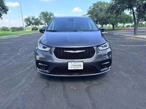 Used 2023 Chrysler Pacifica Touring-L FWD image 2